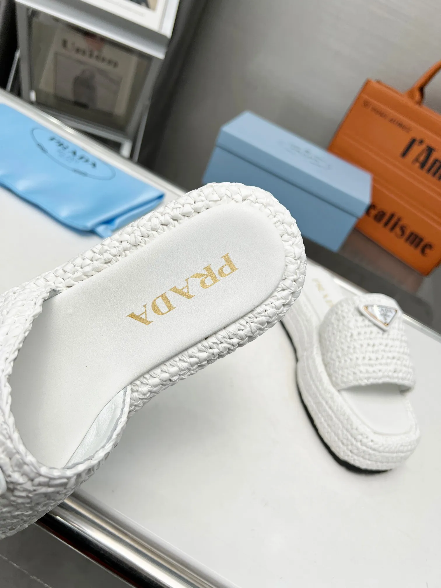 👟👟Ex-factory price p420👟👟 Prada’s new woven shoes and straw slippers! This year's popular straw series, lazy people's must-have slippers, look so good on your feet! ●Material: original uniform grass weave ●Inner padding: sheepskin lining ●Outsole: rubber outsole ●Number of yards: 35～40 (40 41 customized)